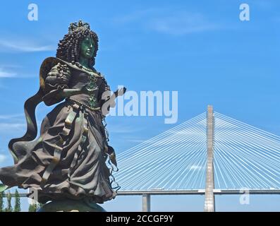 Femme sculpture à Passeio do Tejo à Lisbonne avec vue Sur le pont Vasco da Gama Banque D'Images