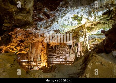 Gumusane, Turquie - 29 juillet 2020 : grotte de Karaca, formation naturelle vieille de 147 millions d'années, merveille de la nature, district de Torul. Banque D'Images