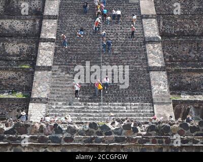 Touristes grimpant sur les pyramides de Teotihuacan Banque D'Images