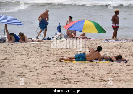 Peu de choses sur la plage de Tamariz à Estoril le 08/21/2020. L'industrie touristique du Portugal souffre également massivement des conséquences de la pandémie du coronavirus. Les plages de l'Atlantique sont à peine peuplées - les touristes restent à l'écart. | utilisation dans le monde entier Banque D'Images