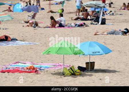 Peu de choses sur la plage de Tamariz à Estoril le 08/21/2020. L'industrie touristique du Portugal souffre également massivement des conséquences de la pandémie du coronavirus. Les plages de l'Atlantique sont à peine peuplées - les touristes restent à l'écart. | utilisation dans le monde entier Banque D'Images