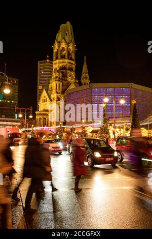 Allemagne, Berlin, marché de Noël à l'église du souvenir Kaiser Wilhelm, Breitscheidplatz. Banque D'Images