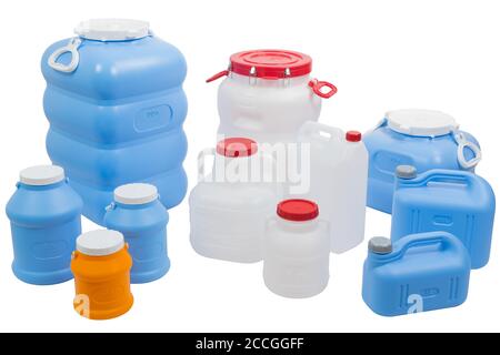 Bidons et barils en plastique pour liquide sur fond blanc isolé, lumière studio Banque D'Images