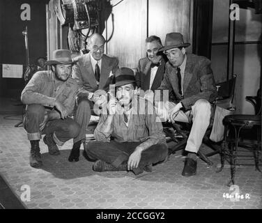 TIM HOLT et son père JACK HOLT HUMPHREY BOGART WALTER HUSTON et JOHN HUSTON sur scène chandide pendant le tournage du TRÉSOR DE LA SIERRA MADRE 1948 réalisateur / scénario JOHN HUSTON roman B. Traven Warner Bros. Banque D'Images