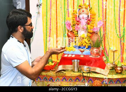 Beawar, Rajasthan, Inde, 22 août 2020 : un dévot offre des prières à Lord Ganesha (Deité hindoue à tête d'éléphant) à son domicile à l'occasion du festival Ganesh Chaturthi au milieu du COVID-19, à Beawar. Crédit : Sumit Saraswat/Alay Live News Banque D'Images