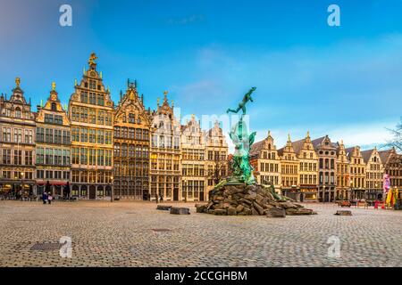 Grote Markt d'Anvers, Belgique au crépuscule. Banque D'Images