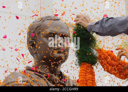 Les dirigeants du Congrès rendent hommage à l'ancien Premier ministre Rajiv Gandhi à l'occasion de son 76e anniversaire de naissance, devant le Congrès Bhawan, à Agartala, Tripura, en Inde. Banque D'Images