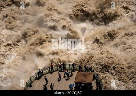 Pékin, Chine. 21 août 2020. Touristes chinois sur une plate-forme d'observation à Tiger Leaping gorge, sur le fleuve Yangtze, près de Lijiang, dans la province du Yunnan, Chine le 21/08/2020 par Wiktor Dabkowski | utilisation dans le monde crédit: dpa/Alay Live News Banque D'Images