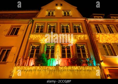 France, Alsace, Wissembourg, façade de Noël. Banque D'Images