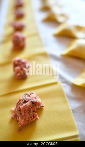 Fabrication de boulettes Souabe, portions de farce de viande sur pâte, boulettes enrobées de pâte, Stuttgart, Bade-Wurtemberg, Allemagne Banque D'Images