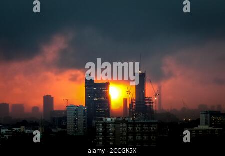 Le bâtiment du gratte-ciel Shard est en construction pendant une tempête de soleil spectaculaire, Londres, Royaume-Uni. Banque D'Images