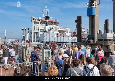 Passagers attendant le ferry de Holwerd à l'île néerlandaise d'Ameland Banque D'Images