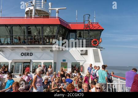 Passagers à Ferry de Holwerd à l'île néerlandaise d'Ameland Banque D'Images