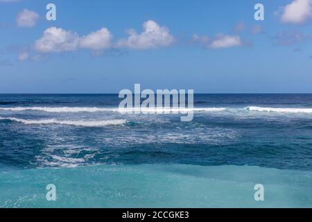 Plage populaire de Melasti (Pantai Melasti), Bukit, Bali, Indonésie. Eau turquoise, rochers, paysage océanique. Banque D'Images