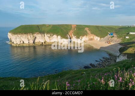 Vue ensoleillée sur les falaises de craie et la plage de North Landing, Flamborough Head, East Yorkshire Banque D'Images