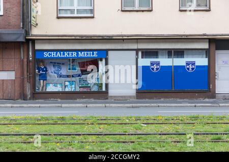 Schalker Meile Fan Shop et zone fan du club de football FC Schalke 04, Kurt-Schumacher-Straße à Gelsenkirchen, Rhénanie-du-Nord-Westphalie, Allemagne Banque D'Images