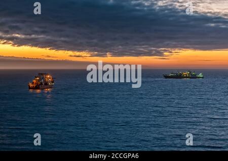 LUDERITZ, NAMIBIE - 15 JUIN 2011 : le soleil se couche sur les bateaux diamantés à Luderitz Banque D'Images
