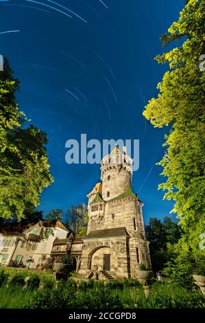 Star Trails dans le ciel de nuit Banque D'Images