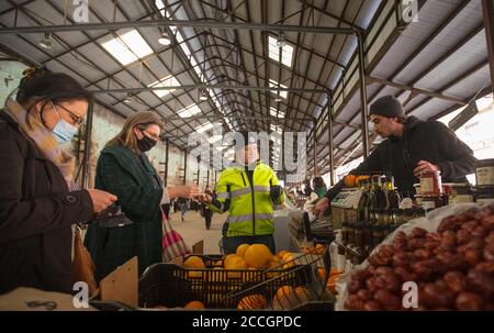 Sydney, Australie. 22 août 2020. Le personnel fait ses courses au marché agricole de Carriageworks à Sydney, en Australie, le 22 août 2020. Carriageworks a été construit entre 1880 et 1889 dans le cadre des ateliers du chemin de fer d'Eveleigh. En 2007, le site a été réaménagé comme un quartier culturel. Aujourd'hui, Carriageworks est un important centre multi-arts en Australie. Credit: Hu Jingchen/Xinhua/Alay Live News Banque D'Images