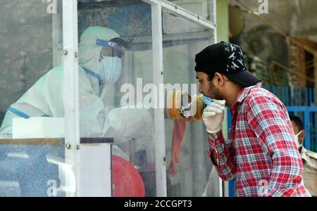 New Delhi, Inde. 22 août 2020. Un agent de santé recueille un échantillon d'écouvillonnage nasal dans un centre mobile de dépistage COVID-19 à New Delhi, en Inde, le 22 août 2020. Samedi, l'Inde a signalé 69,878 nouveaux cas et 945 décès, portant le total à 2,975,701 et le nombre de décès à 55,794, selon les dernières données publiées par le ministère fédéral de la Santé. Credit: Partha Sarkar/Xinhua/Alamy Live News Banque D'Images