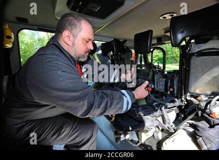 Pompier préparant des équipements de lutte contre l'incendie pour une utilisation dans une cabine de moteur d'incendie. 5 juin 2019. 2019.l'oblast de Kievskaya, Ukraine Banque D'Images