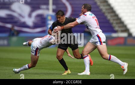 Arthur Mourgue (au centre) du Dragon Catalan est attaqué par Jacob Miller (à gauche) de Wakefield Trinity et Matthew Ashurst lors du match de la Super League de Betfred au stade John Smith, Huddersfield. Banque D'Images