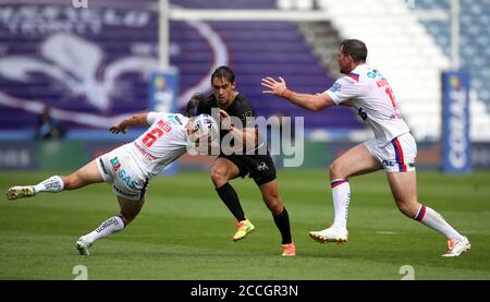 Arthur Mourgue (au centre) du Dragon Catalan est attaqué par Jacob Miller (à gauche) de Wakefield Trinity et Matthew Ashurst lors du match de la Super League de Betfred au stade John Smith, Huddersfield. Banque D'Images