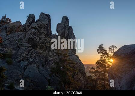 Allemagne, Saxe-Anhalt, Timmenrode, Hambourg blason, mur du diable, lever du soleil, Harz, parc mondial de géoparc de l'UNESCO Banque D'Images