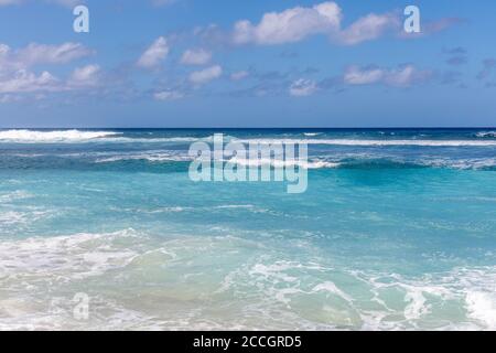 Plage populaire de Melasti (Pantai Melasti), Bukit, Bali, Indonésie. Eau turquoise, rochers, paysage océanique. Banque D'Images