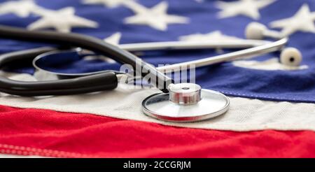États-Unis soins de santé. Stéthoscope médical sur un drapeau des États-Unis d'Amérique, bannière. Concept américain d'assurance maladie Banque D'Images