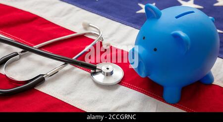 Coût des soins de santé aux États-Unis. Stéthoscope médical et banque de porc sur un drapeau américain, bannière. Concept américain de budget d'assurance maladie Banque D'Images