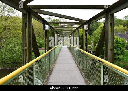 Vue rapprochée de la passerelle au-dessus de la rivière Severn dans le Shropshire de Coalport autrement connu sous le nom de pont fragile jour nuageux Banque D'Images