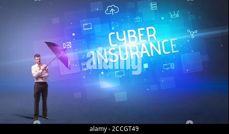 Homme d'affaires se défendant avec le parapluie de la cyber-attaque et de L'inscription À LA CYBER-ASSURANCE, concept de sécurité en ligne Banque D'Images