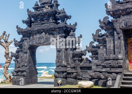 Porte d'entrée à la célèbre plage de Melasti (Pantai Melasti), Bukit, Bali, Indonésie. Eau turquoise, paysage océanique. Banque D'Images