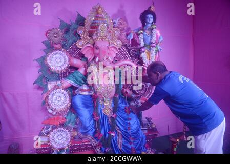 Kolkata, Inde. 22 août 2020. Les dévotés hindous adorent Lord Ganesh à l'occasion du festival de Ganesh Chathurthi. (Photo de Ved Prakash/Pacific Press) Credit: Pacific Press Media production Corp./Alay Live News Banque D'Images