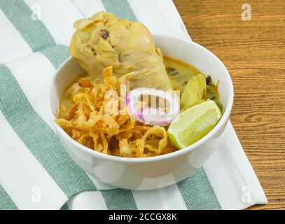 La cuisine thaï et de l'alimentation, Khao gai ou Style traditionnel du Nord et le lait de coco au curry soupe de nouilles au poulet. Banque D'Images