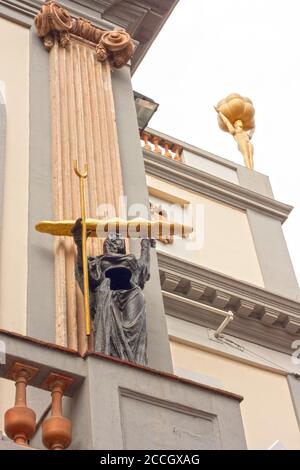 Théâtre et musée Dalí. Mannequin doré sur le dessus du bâtiment. Une statue de femme tient une baguette géante sur sa tête. Sculpture sur la façade. Banque D'Images