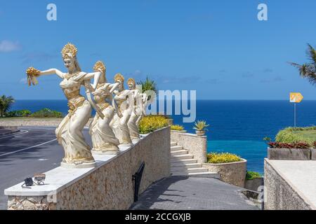 Sculptures de danses balinaises à l'entrée de la plage de Melasti (Pantai Melasti), Bukit, Bali, Indonésie. Banque D'Images