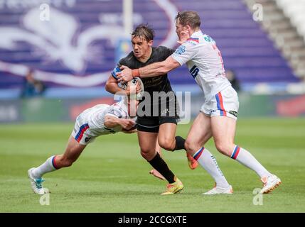 Arthur Mourgue (au centre) du Dragon Catalan est attaqué par Jacob Miller (à gauche) de Wakefield Trinity et Matthew Ashurst lors du match de la Super League de Betfred au stade John Smith, Huddersfield. Banque D'Images