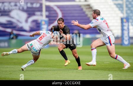 Arthur Mourgue (au centre) du Dragon Catalan est attaqué par Jacob Miller (à gauche) de Wakefield Trinity et Matthew Ashurst lors du match de la Super League de Betfred au stade John Smith, Huddersfield. Banque D'Images