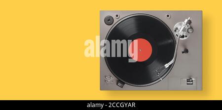 platine avec disque vinyle lp sur fond jaune. Vue ci-dessus avec espace de copie Banque D'Images