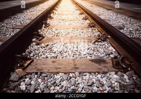 Le concept de l'industrie du transport fond: Chemin de fer en mouvement avec lumière du coucher du soleil. Gare avec effet de flou de mouvement . Chemin de fer, chemin de fer Banque D'Images