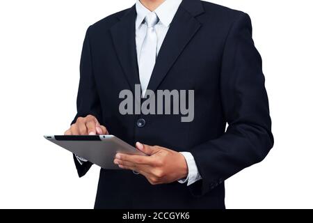 Homme d'affaires asiatique en costume habillé porter à l'aide d'un ordinateur tablette isolé sur fond blanc avec un chemin d'écrêtage. Modèle asiatique masculin dans ses années 30 Banque D'Images