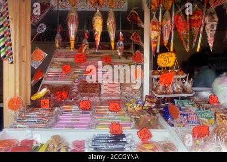 Brighton Candy, sucreries & rock stall, East Sussex. Angleterre. ROYAUME-UNI. Vers les années 1980 Banque D'Images