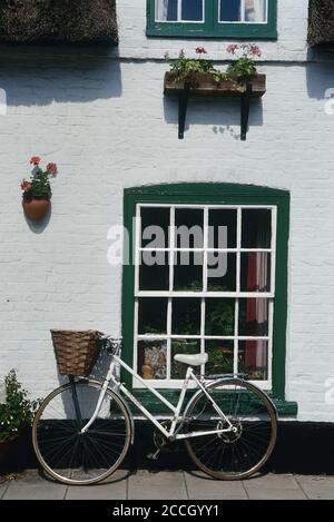 Vélo pour femmes avec panier en osier, Alford, Lincolnshire, Angleterre, Royaume-Uni Banque D'Images