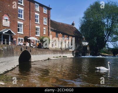 The Old Mill Hotel, restaurant et pub. West Harnham, Salisbury. Wiltshire. Angleterre. ROYAUME-UNI. Vers les années 1990 Banque D'Images