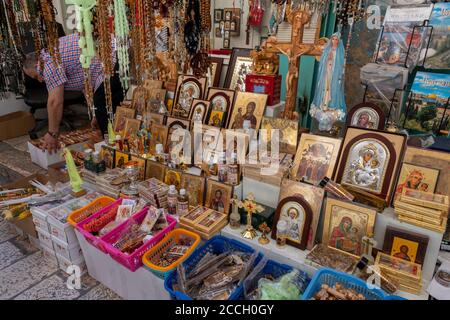 Israël, Jérusalem, la vieille ville, via Doloroas. Un vendeur typique vend des icônes religieuses, des sculptures en bois d'olive et des cadeaux. Banque D'Images