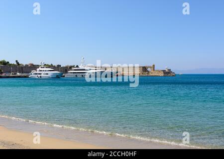 Vue sur la baie de la mer et le port de Mandraki sur l'île de Rhodes, Grèce Banque D'Images