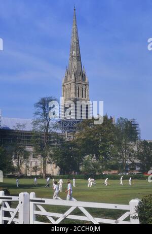 Match de cricket des garçons en vue de la cathédrale de Salisbury, Wiltshire, Angleterre, Royaume-Uni. Vers les années 1990 Banque D'Images