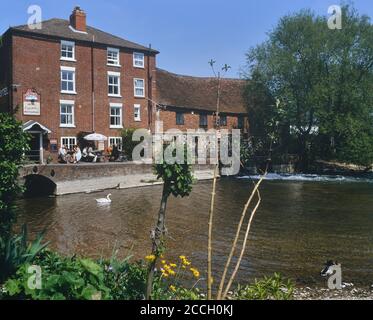 The Old Mill Hotel, restaurant et pub. West Harnham, Salisbury. Wiltshire. Angleterre. ROYAUME-UNI. Vers les années 1990 Banque D'Images